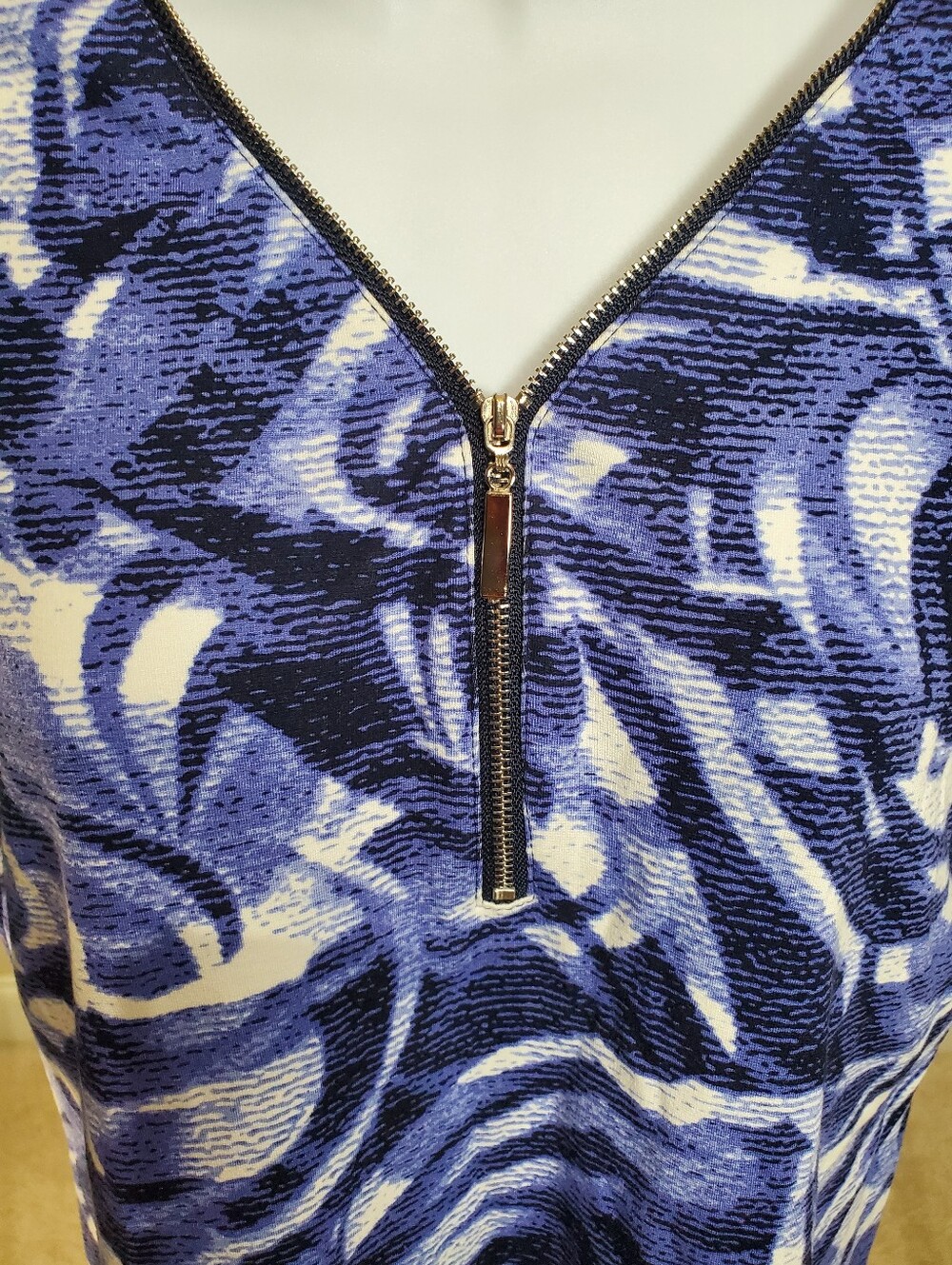 Chico's - Indigo Abstract Swirl Print - Zipper Accent Top Size 1 Medium - Picture 12 of 16